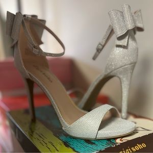 Silver High Heels w. Bow Detail